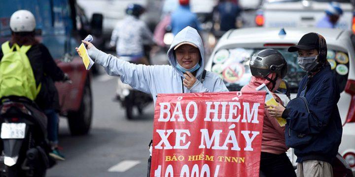 Lưu ý khi mua bảo hiểm xe máy ở lề đường