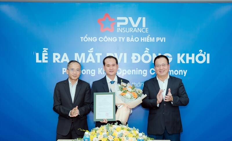 Ông Dương Thanh Francois (bìa trái) và ông Phạm Anh Đức (bìa phải) trao quyết định Giám đốc Chi nhánh Bảo hiểm PVI Đồng Khởi cho ông Nguyễn Quốc Nam