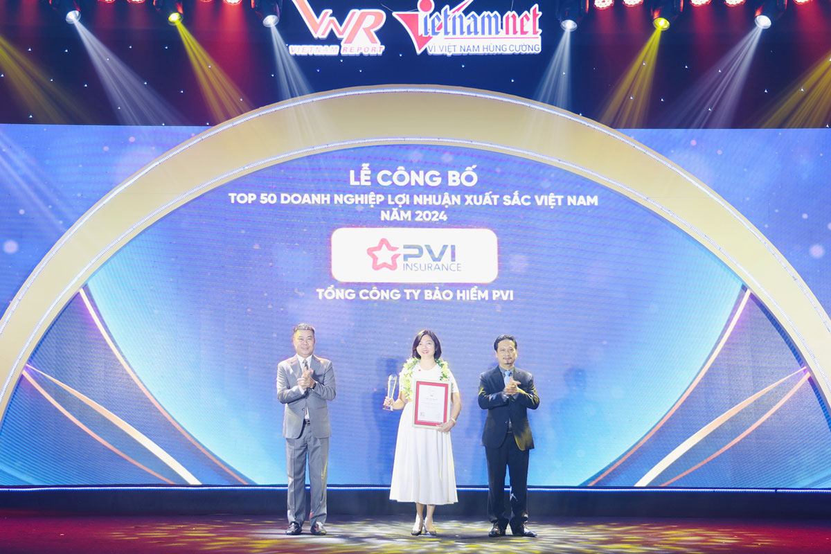 Bà Nguyễn Vũ Tâm (đứng giữa) Phó Tổng Giám đốc Bảo hiểm PVI đại diện nhận giải thưởng Top 50 Doanh thu lợi nhuận xuất sắc Việt Nam.